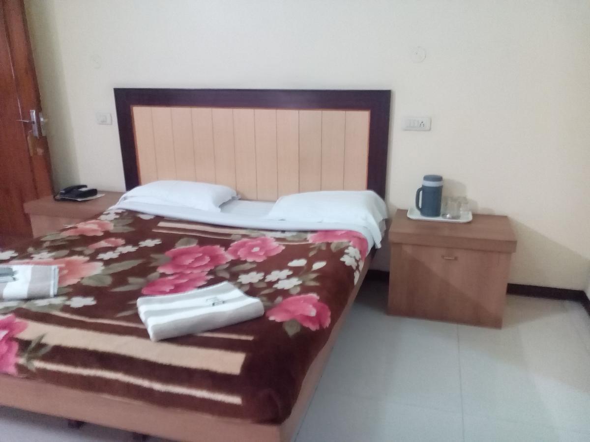 Hotel Preethi Palace Ooty Kültér fotó
