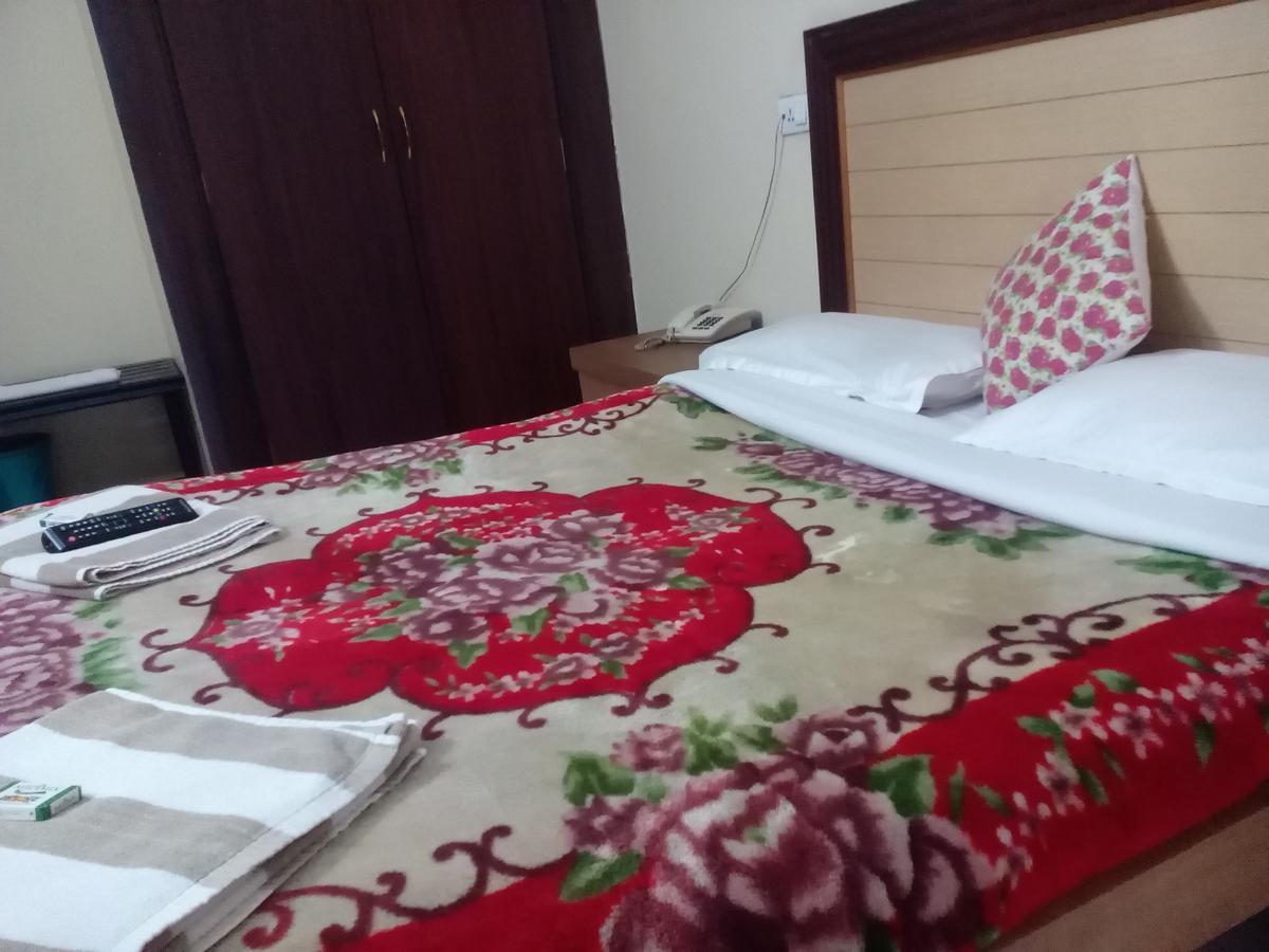 Hotel Preethi Palace Ooty Kültér fotó